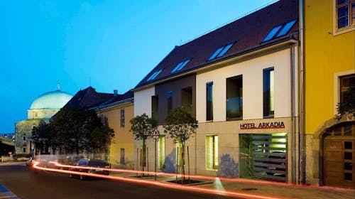 Hotel Arkadia Pecs, Pecs, Madžarska - 102 EUR - 2x nočitev v dvoposteljni sobi za 2 osebi, Bogat zajtrk