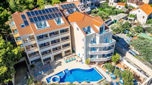 Hotel Sol - Last minute v samem srcu Bola, Bol, otok Brač, Dalmacija, Hrvaška - 199 EUR - 2x nočitev v enosobnem apartmaju z balkonom/s teraso (glede na razpoložljivost) za 2 osebi, Zajtrk