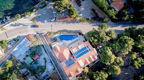 Hotel Sol - Last minute v samem srcu Bola, Bol, otok Brač, Dalmacija, Hrvaška - 499 EUR - 5x nočitev v enosobnem apartmaju z balkonom/s teraso (glede na razpoložljivost) za 2 osebi, Zajtrk