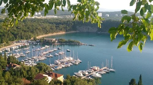 Hoteli Omišalj - Hotel Adriatic - Začetek in konec poletja na Krku, Omišalj, otok Krk, Hrvaška - 269 EUR - 3x nočitev v dvoposteljni sobi za 2 osebi (1. otrok do 7,99 let brezplačno), Polpenzion (samopostrežna zajtrk in večerja z vključeno brezalkoholno pijačo)