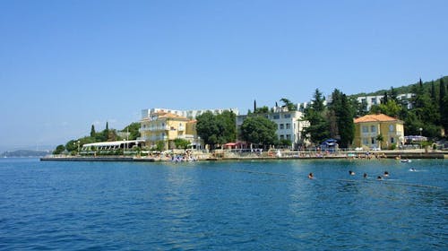 Hoteli Omišalj - Depandansa Marina - Poletje na Krku, Omišalj, otok Krk, Hrvaška - 472 EUR - 5x nočitev v dvoposteljni sobi za 2 osebi (1. otrok do 7,99 let brezplačno), Polpenzion (samopostrežna zajtrk in večerja z vključeno brezalkoholno pijačo)