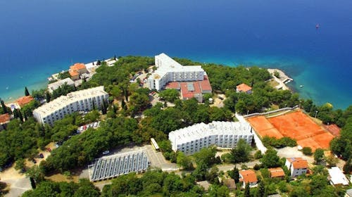 Hoteli Omišalj - Depandansa Marina - Poletje na Krku, Omišalj, otok Krk, Hrvaška - 324 EUR - 3x nočitev v dvoposteljni sobi za 2 osebi (1. otrok do 7,99 let brezplačno), Polpenzion (samopostrežna zajtrk in večerja z vključeno brezalkoholno pijačo)