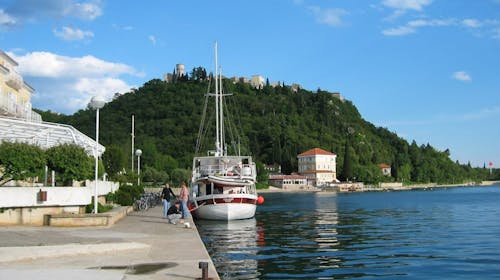 Hoteli Omišalj - Depandansa Primorka - Začetek poletja na Krku, Omišalj, otok Krk, Hrvaška - 267 EUR - 3x nočitev v dvoposteljni sobi za 2 osebi (1. otrok do 7,99 let brezplačno), Polpenzion (samopostrežna zajtrk in večerja z vključeno brezalkoholno pijačo)