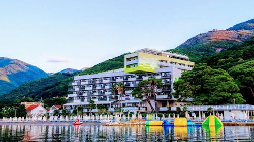 Carine Hotel Park - All inclusive zaključek poletja ob morju, Bijela, Črna gora - 1306 EUR - 5x nočitev v dvoposteljni sobi s pogledom na gore za 2 osebi, All inclusive