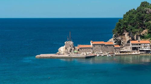 Hotel Castellastva - Poletje v Petrovcu, Petrovac, Črna gora - 695 EUR - 4x nočitev v Standard dvoposteljni sobi za 2 osebi, Polpenzion