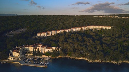 Malinska Green Apartments - Oddih v prenovljenih apartmajih na Krku, Malinska, otok Krk, Hrvaška - 199 EUR - 2x nočitev v enosobnem apartmaju na morski strani z balkonom ali s teraso (glede na razpoložljivost) za 4 osebe, Začetni set posteljnine