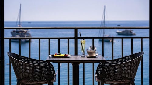 Hotel California by Aycon - Začetek in konec poletja na ekskluzivni lokaciji, Sveti Stefan, Črna gora - 1135 EUR - 5x nočitev v dvoposteljni Superior sobi s pogledom na goro za 2 osebi, Zajtrk