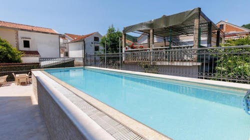 Hotel Kadmo by Aycon - Družinsko poletje, Budva, Črna gora - 839 EUR - 5x nočitev v dvoposteljni Standard sobi za 2 osebi (1 otrok do 11,99 let brezplačno), Zajtrk