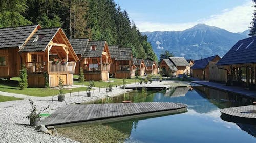 Ribno Luxury Glamping - Pomladni glamping na Bledu med tednom, Bled, Slovenija - 369 EUR - 2x nočitev v luksuzni glamping hiški z zasebno savno in leseno kadjo s toplo vodo za 2 osebi (2 otroka do 12. leta brezplačno), Pijača dobrodošlice
