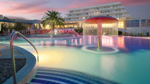 Hotel Olympia - Ekskluzivna družinska ponudba za maj in junij, Vodice, Dalmacija, Hrvaška - 472 EUR - 2x nočitev v Junior Suite za 2 osebi (2 otroka do 17,99 let brezplačno), Polpenzion
