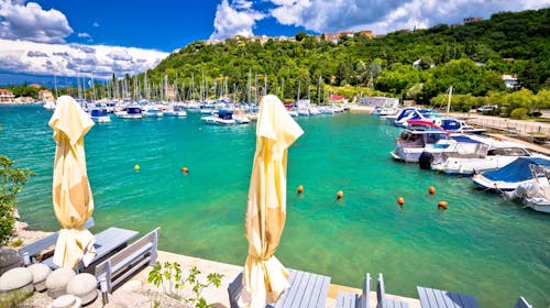 Hoteli Omišalj - Hotel Adriatic - Pomlad in prvomajski prazniki na Krku, Omišalj, otok Krk, Hrvaška - 180 EUR - 2x nočitev v dvoposteljni sobi za 2 osebi (1. otrok do 7,99 let brezplačno), Polpenzion (samopostrežna zajtrk in večerja z vključeno brezalkoholno pijačo)