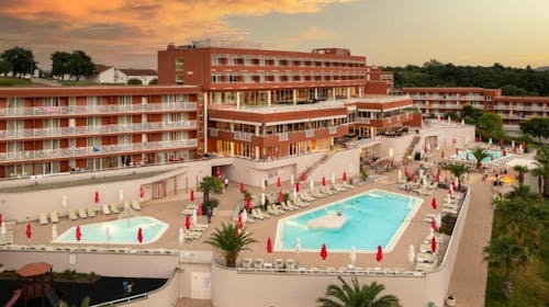 Hotel Albatros Plava Laguna - All inclusive družinsko poletje v Poreču, Poreč, Istra, Hrvaška - 1409 EUR - 5x nočitev v dvoposteljni Economy sobi z dodatnim ležiščem za 2 osebi (1. otrok do 11,99 let in 2. otrok do 4,99 let brezplačno), All inclusive