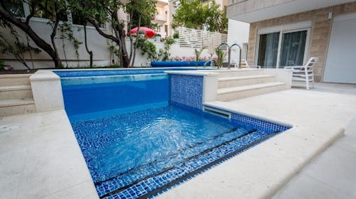 Villa Katarina - Spomladanski oddih v Studio apartmaju v Makarski, Makarska, Makarska riviera, Dalmacija, Hrvaška - 135 EUR - 2x nočitev v Studio apartmaju s pogledom na bazen in z balkonom za 2 osebi (1 otrok do 11,99 let brezplačno), Uporaba zunanjega ogrevanega bazena ter dvorišča z ležalniki in senčniki