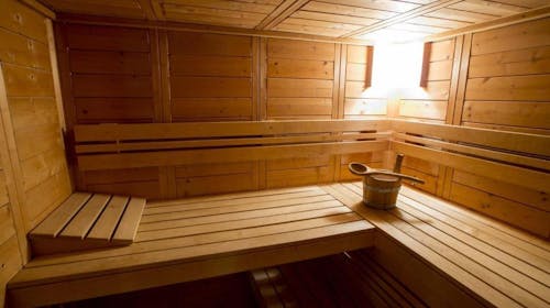 Hotel Medno - 2-urno savnanje za 2 osebi, Medno, Ljubljana, Slovenija - 29,90 EUR - 2-urno savnanje (souporaba finske in IR-savne) za 2 osebi, Brisača in rjuha na osebo