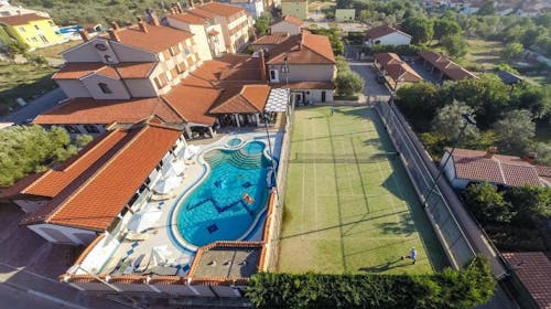 Hotel Villa Letan - Romantično ali družinsko poletje, Peroj, Istra, Hrvaška - 777 EUR - 5x nočitev v dvoposteljni sobi z balkonom za 2 osebi (1 otrok do 2,99 let in 1 otrok do 11,99 let brezplačno), Polpenzion