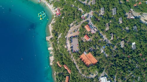 Holiday resort Kačjak - Poletje za družine - Posebna akcija, Kačjak, Hrvaška - 689 EUR - 7x nočitev v troposteljni sobi z balkonom morska stran za 2 osebi (1 otrok do 11,99 let brezplačno), Polpenzion