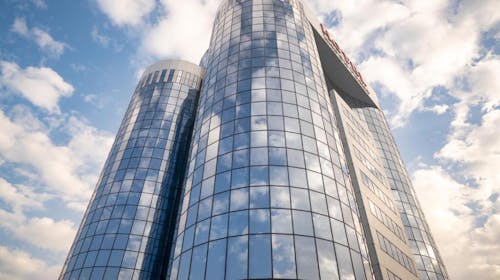 Radon Plaza Hotel - Oddih v Sarajevu, Sarajevo, Bosna in Hercegovina - 260 EUR - 2x nočitev v dvoposteljni Deluxe sobi za 2 osebi (1 otrok do 6. leta brezplačno), Polpenzion v edinstveni vrtljivi restavraciji Plava Prizma s panoramskim razgledom na mesto