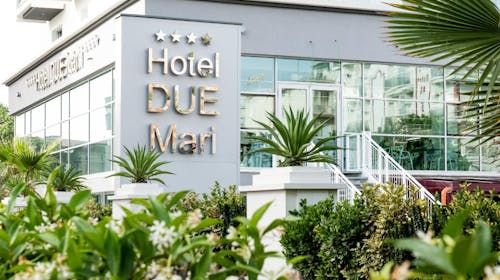 Hotel Due Mari, Miramare, Rimini, Italija - 369 EUR - 3x nočitev v dvoposteljni Superior sobi z balkonom za 2 osebi (1 otrok do 12,99 let brezplačno), Polpenzion