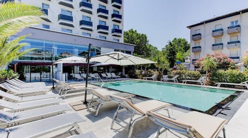 Hotel Due Mari, Miramare, Rimini, Italija - 599 EUR - 5x nočitev v dvoposteljni Superior sobi z balkonom za 2 osebi (1 otrok do 12,99 let brezplačno), Polpenzion