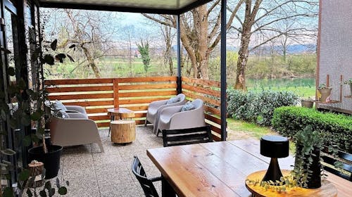 Magnolia House by the river - Last minute oddih ob reki Kolpi - Mobilna hiška Magnolia, Gradac, Slovenija - 256 EUR - 2x nočitev v opremljenih mobilnih hiškah "Magnolia" za do 6 oseb (4 odrasle osebe in 2 otroka do 15,99 let ali 5 odraslih oseb), Posteljnina in brisače