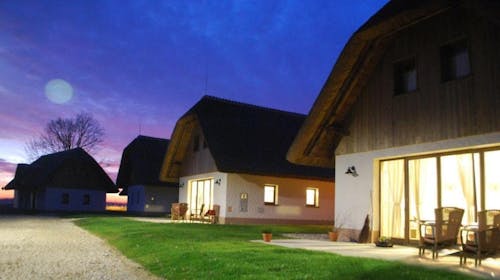 Panonska vas - Oddih v Prekmurju - Vila z zasebnim jacuzzijem - Vikend oddih, Moravske Toplice, Slovenija - 456 EUR - 2x nočitev v vili z zasebnim jacuzzijem za do 7 oseb, 2 kopalni karti na kupon za Terme 3000