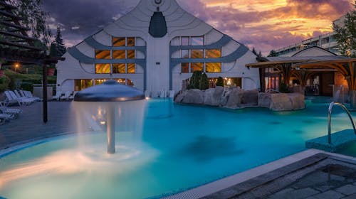 NaturMed Hotel Carbona - Wellness oddih, Heviz, Madžarska - 618 EUR - 3x nočitev v dvoposteljni Standard plus sobi za 2 osebi, Polpenzion (zajtrk in večerja)