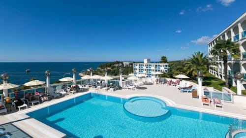 Hotel Gran Vista Plava Laguna - Poletje v Poreču, Poreč, Istra, Hrvaška - 749 EUR - 5x nočitev v dvoposteljni Economy sobi z dodatnim ležiščem za 2 osebi (1. otrok do 11,99 let in 2. otrok do 4,99 let brezplačno), Polpenzion in pijača ob večerji