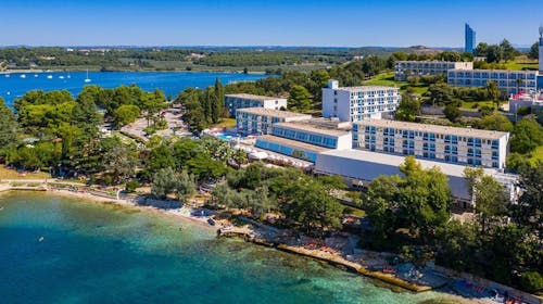 Hotel Plavi Plava Laguna - Družinsko poletje v Poreču, Poreč, Istra, Hrvaška - 1235 EUR - 7x nočitev v Classic dvoposteljni sobi z balkonom in dodatnim ležiščem za 2 osebi (1. otrok do 11,99 let in 2. otrok do 4,99 let brezplačno), Polpenzion