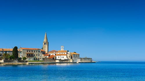 Hotel Plavi Plava Laguna - Družinsko poletje v Poreču, Poreč, Istra, Hrvaška - 1115 EUR - 7x nočitev v Classic dvoposteljni sobi z balkonom in dodatnim ležiščem za 2 osebi (1. otrok do 11,99 let in 2. otrok do 4,99 let brezplačno), Polpenzion