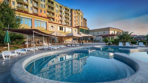 Karos Spa Hotel - Wellness oddih med tednom, Zalakaros, Madžarska - 440 EUR - 3x nočitev v prostorni Spa Superior sobi za 2 osebi, Polpenzion (obilen samopostrežni zajtrk in samopostrežna večerja) v restavraciji Eden