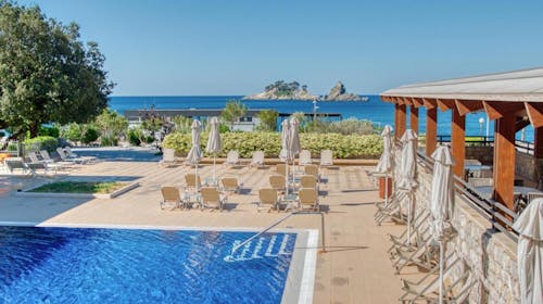 Hotel Palas Petrovac - 1. maj v Petrovcu, Petrovac, Črna gora - 249 EUR - 2x nočitev v Standard dvoposteljni sobi za 2 osebi, Polpenzion (samopostrežni zajtrk in večerja)