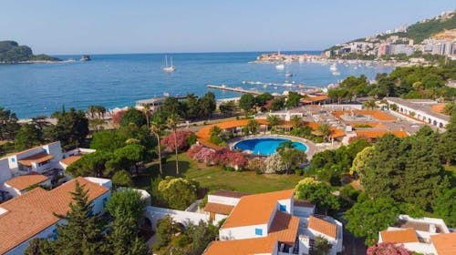Hotel Slovenska plaža - Začetek in konec poletja v Budvi, Budva, Črna gora - 239 EUR - 2x nočitev v Standard dvoposteljni sobi z balkonom za 2 osebi, Polpenzion (samopostrežni zajtrk in večerja)