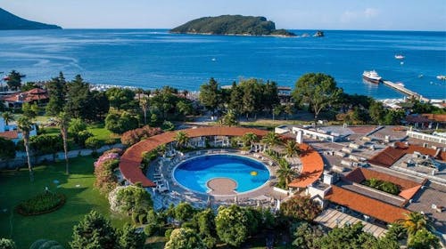 Hotel Slovenska plaža - Poletje v Budvi, Budva, Črna gora - 335 EUR - 2x nočitev v Standard dvoposteljni sobi z balkonom za 2 osebi, Polpenzion (samopostrežni zajtrk in večerja)