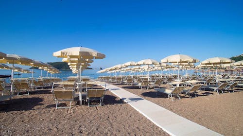 Hotel Slovenska plaža - Top poletna sezona v Budvi, Budva, Črna gora - 1138 EUR - 4x nočitev v Standard dvoposteljni sobi z dodatnim ležiščem in balkonom za 3 osebe, Polpenzion (samopostrežni zajtrk in večerja)