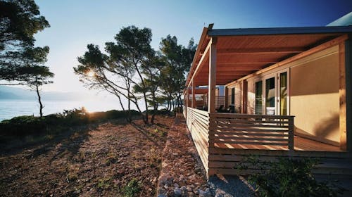 Mobilne hiške Bunja Boutique Camping - Pomlad in 1. maj na Braču, Supetar, otok Brač, Dalmacija, Hrvaška - 285 EUR - 5x nočitev v Premium mobilni hiški (4+2) za do 6 oseb (4 odrasle osebe in 2 otroka do 11,99 let), Uporaba posteljnine in brisač