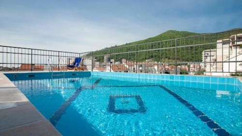 Hotel Twelve by Aycon - Družinsko poletje, Budva, Črna gora - 849 EUR - 5x nočitev v dvoposteljni Standard sobi (z dodatnim ležiščem) za 2 osebi (1 otrok do 11,99 let brezplačno), Zajtrk