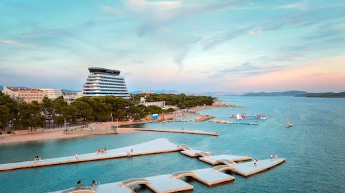 Hotel Olympia Sky - Ekskluzivna družinska ponudba za maj in junij, Vodice, Dalmacija, Hrvaška - 484 EUR - 2x nočitev v dvoposteljni Deluxe sobi z dodatnim ležiščem, balkonom in pogledom na morje za 2 osebi (1 otrok do 12,99 let in 1 otrok do 5,99 let brezplačno), Polpenzion