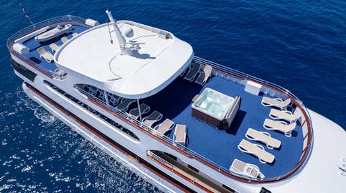 4-dnevno mini križarjenje po Jadranu - Odhod iz Trogirja - MS Invictus, Trogir, Dalmacija, Hrvaška - 499 EUR - 4-dnevno križarjenje z ladjo po ruti: Trogir – Hvar – Vis – Biševo – Milna – Trogir, 3x nočitev v dvoposteljni kabini spodnja paluba (klima in zasebna kopalnica) na ladji MS Invictus Deluxe kategorije (dolžina 40 m) za 1 osebo