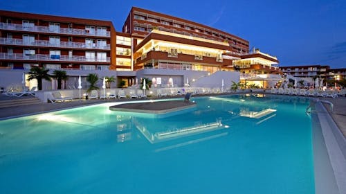 Hotel Albatros Plava Laguna - All inclusive družinsko poletje v Poreču, Poreč, Istra, Hrvaška - 1839 EUR - 7x nočitev v dvoposteljni Economy sobi z dodatnim ležiščem za 2 osebi (1. otrok do 11,99 let in 2. otrok do 4,99 let brezplačno), All inclusive