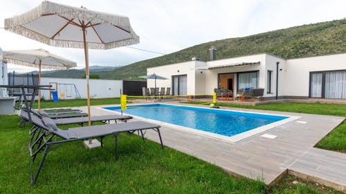 Turistička agencija Halal odmori - Počitniške hiške z ogrevanim bazenom Blagaj, Blagaj, Bosna in Hercegovina - 306 EUR - 2x nočitev v hiši z zasebnim ogrevanim bazenom za do 5 oseb, Uporaba vsebin za otroke