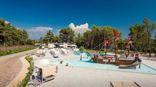 Santa Marina Boutique Camping - Premium glamping, Poreč, Istra, Hrvaška - 425 EUR - 5x nočitev v premium glamping šotoru z 2 spalnicama za do 5 oseb (4 odrasle osebe in 1 otrok do 11,99 let), Posteljnina in brisače