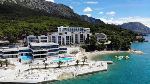 Morenia All Inclusive Resort - All inclusive pomladni oddih za večje družine z animacijo, Podaca, Makarska riviera, Dalmacija, Hrvaška - 500 EUR - 2x nočitev v Family suite z balkonom (stran morje) za 2 osebi (4 otroci do 17,99 let brezplačno), Uporaba 3 zunanjih ogrevanih bazenov: infinity, fun in otroški bazen