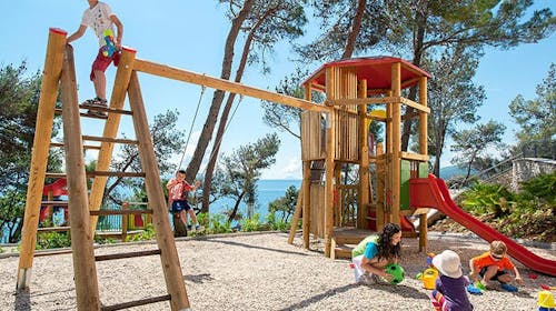 Valamar Sanfior Hotel - Družinska pomlad v Rabcu, Rabac, Istra, Hrvaška - 491 EUR - 2x nočitev v sobi „Junior suite“ za 2 osebi (2 otroka do 11,99 let brezplačno), Polpenzion z vključeno brezalkoholno negazirano pijačo iz avtomata ob obrokih