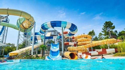 Aquapark Istralandia - Celodnevna vstopnica za odrasle - Julij in avgust, Brtonigla, Istra, Hrvaška - 35 EUR - 1x celodnevna vstopnica za osebe nad 120 cm, Uporaba atrakcij in bazena vodnega parka Istralandia