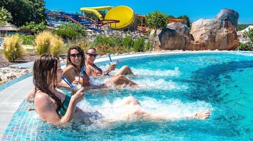 Aquapark Aquacolors - Celodnevna vstopnica za odrasle - Julij in avgust, Poreč, Istra, Hrvaška - 35 EUR - 1x celodnevna vstopnica za osebe nad 120 cm, Uporaba atrakcij in bazena vodnega parka Aquacolors