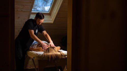 Kozjanski dvor - Romantičen wellness oddih s kopanjem v Termah Olimia in vključeno masažo za par, Kozje, Slovenija - 299 EUR - 2x nočitev v udobni sobi hotela Kozjanski dvor za 2 osebi, Polpenzion