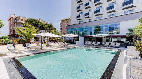 Hotel Due Mari, Miramare, Rimini, Italija - 839 EUR - 7x nočitev v dvoposteljni Superior sobi z balkonom za 2 osebi (1 otrok do 12,99 let brezplačno), Polpenzion