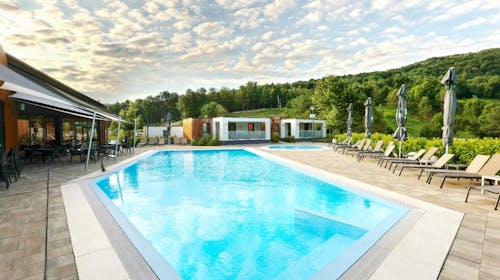 Camping Plitvice - Pomlad v naravi za družine, Smoljanac, Plitviška jezera, Hrvaška - 319 EUR - 2x nočitev v Premium mobilnih hiškah za 4 osebe, Zajtrk iz svežih lokalnih sestavin