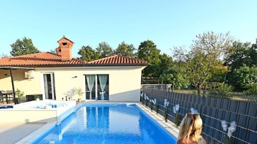 Villa Kristina - Oddih v štirisobni villi, Kaldanija, Hrvaška - 750 EUR - 3x nočitev v vili za 6 + 2 oseb, Uporaba ogrevanega jacuzzija