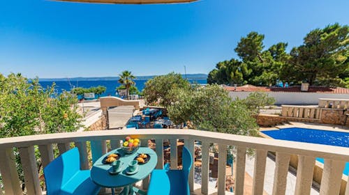 Hotel Sol - Poletje v samem srcu Bola, Bol, otok Brač, Dalmacija, Hrvaška - 275 EUR - 2x nočitev v enosobnem apartmaju z balkonom in s pogledom na morje za 2 osebi, Zajtrk